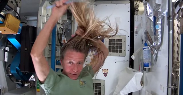 How an astronaut washes his hair 