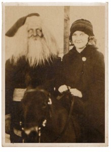 Discover The 23 Most Creepy Santa Photos From The Past-20