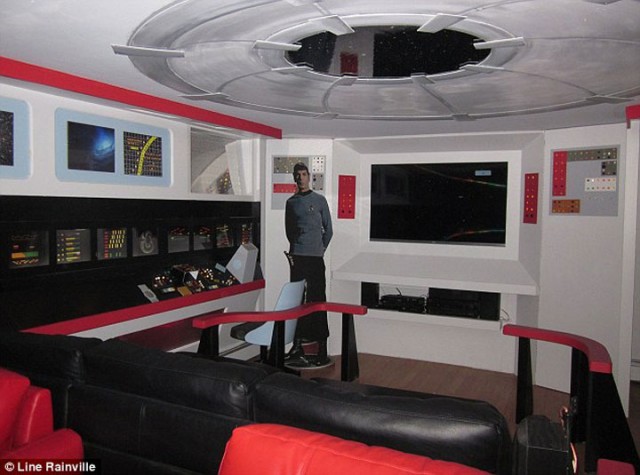 Transform-Her-Apartment-Into-A-Star-Trek-Ship-12 | TechnoCrazed