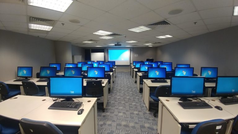 Computer classroom. Комната Информатика. Фон класс с компьютером. School Computer Room.