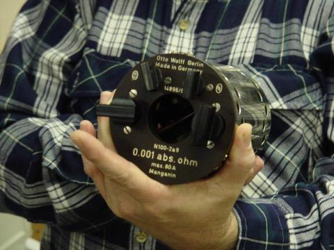 knobs securing the voltmeter